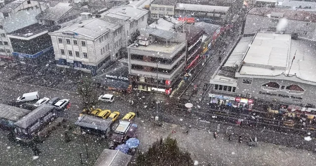Kent merkezinde lapa lapa yağan kar havadan görüntülendi Düzce Haberleri