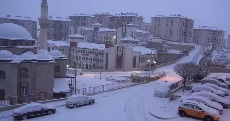 Yüksekova da kar yağışı etkili oldu