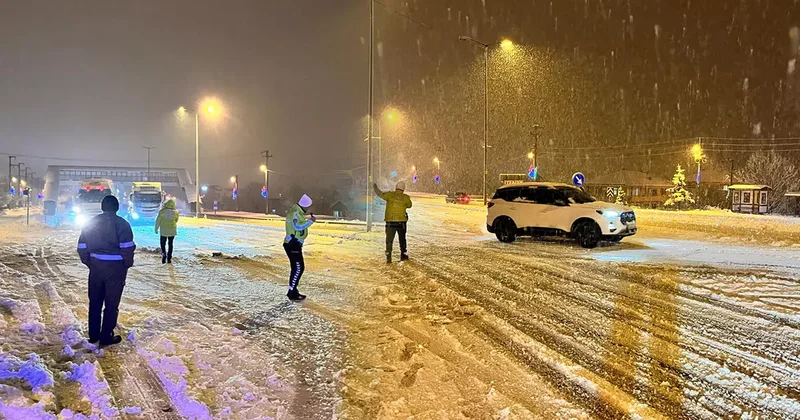 Bolu Dağı nda yoğun kar yağışı! İstanbul istikametine geçişlerine izin verilmiyor