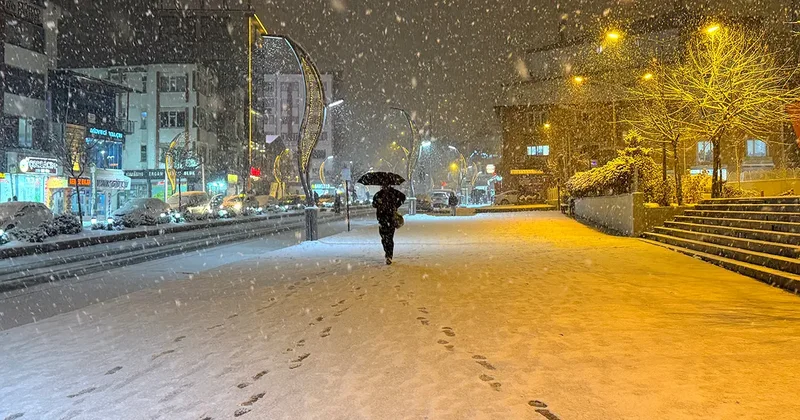 Hakkari de kar etkili oldu! 72 yerleşim yerine ulaşım sağlanamıyor
