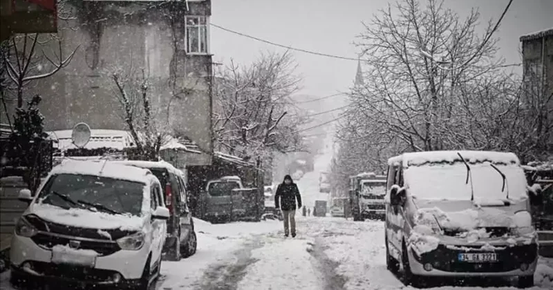 İstanbul donuyor! Sıcaklık bir anda düştü: Kar yağışı başladı....