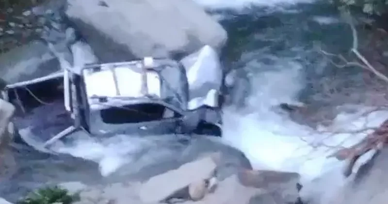 Rize de kamyonet dereye yatağına düştü: 2 yaralı