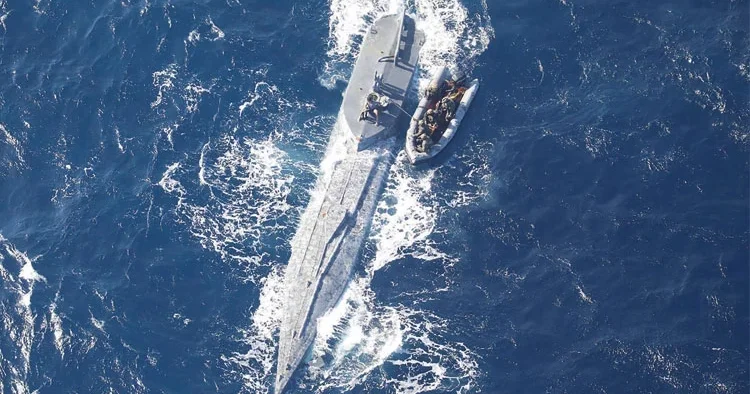 Denizaltına kokain baskını