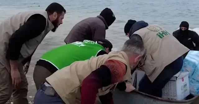 İHH Aynularab’da umut taşıyor: Yardımlar sandallarla köylere ulaştırılıyor VİDEO İZLE