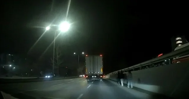 Eskişehir Çevreyolu nda yürekleri ağza getiren görüntüler Kamyon şoförünün dikkati ve ani manevrası sayesinde yayalar son saniyede kurtuldu Karanlıkta görünmeyen yayalar facianın eşiğinden döndü Eskişehir Haberleri