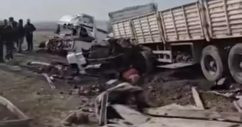 Mardin’de feci kaza: İki tır kafa kafaya çarpıştı