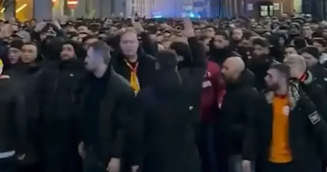 Galatasaray taraftarı İngiltere yi Kahrolsun İsrail sloganlarıyla inletti VİDEO İZLE