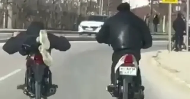 Tokat ta tehlikeli görüntü: Motosikleti yüzüstü yatarak kullandı VİDEO İZLE