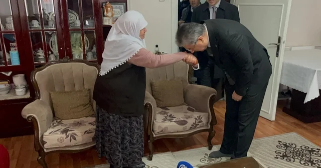 Vali Yılmaz dan vefa ziyareti Eskişehir Valisi Yılmaz, tek başına yaşan 78 yaşındaki Hicran ninenin hayır duası aldı Vali Yılmaz: Büyüklerimizin duasını almak çok kıymetli Eskişehir Haberleri