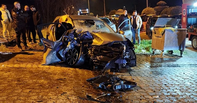 Bursa da iki otomobil kafa kafaya çarpıştı: 3 yaralı Bursa Haberleri