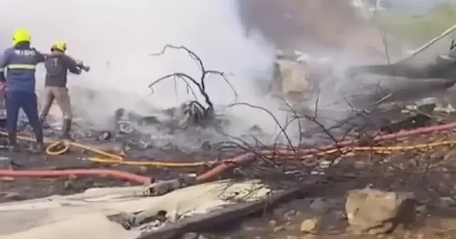 Hindistan da başbakan yardımcısını taşıyan uçak iniş sırasında yere çakıldı VİDEO İZLE