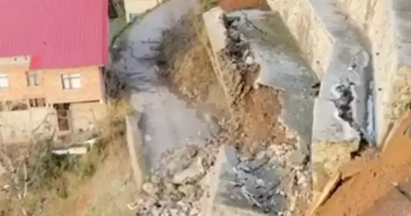 Rize’de heyelan; istinat duvarı çöktü, o anlar kamerada