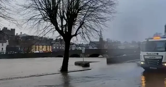 İrlanda da aşırı yağış sel ve taşkınlara yol açtı VİDEO İZLE