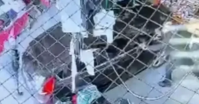 Edirne de el freni çekilmeyen otomobilin halk pazarına girmesi güvenlik kamerasında VİDEO İZLE