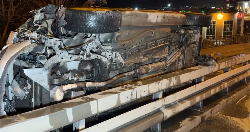 Kazayı önlemek isterken kaza yaptı: Direksiyonu kırdı yaya yoluna düştü