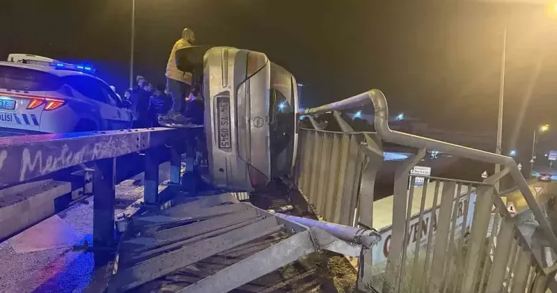 Avcılar’da otomobil bariyerle köprü arasına düştü: İki yaralı İstanbul Haberleri
