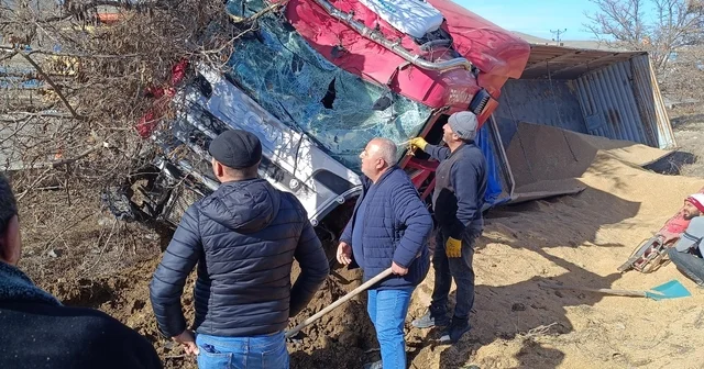 TIR, refüje ve ağaca çarparak devrildi Kayseri Haberleri