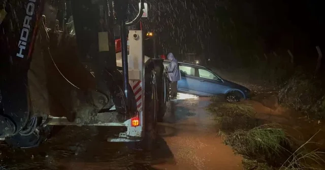 Marmaris i sağanak yağış vurdu, araçlar suda mahsur kaldı Muğla Haberleri