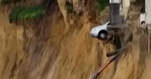 Sicilya Adası nda felaket: Toprak kayması ev ve araçları yuttu VİDEO İZLE