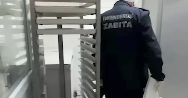 İskenderun da hijyen skandalı kamerada: Mutfak tezgahında paspas yıkamışlar VİDEO İZLE