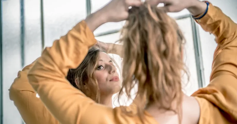 Saçını böyle toplayan kadınlar risk altında! Farkında olmadan saç köklerini öldürüyor