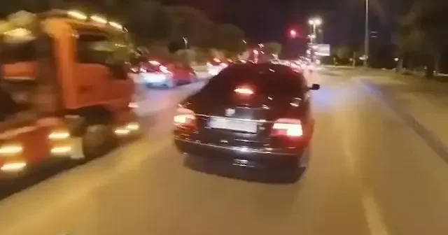 İstanbul trafiğinde kadın motosikletçi ve otomobil sürücüsünün far kavgası sosyal medyayı ikiye böldü VİDEO İZLE