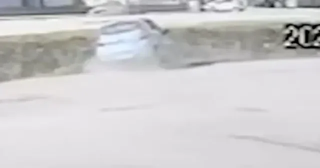 Bolu’da kontrolden çıkan otomobilin dereye uçtuğu anlar kameraya yansıdı VİDEO İZLE