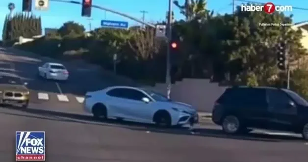 Hareket halindeki araçtan yola düşen çocuk yürekleri ağza getirdi!