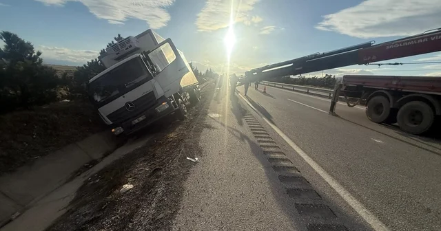 Peynir yüklü kamyon yan yattı Afyonkarahisar Haberleri