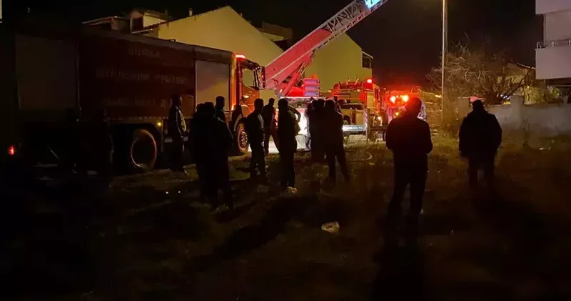 Bursa da üç katlı binanın çatısı yandı