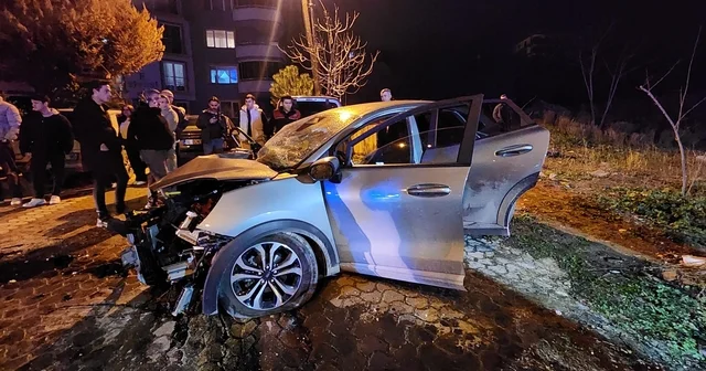 İki aracın kafa kafaya çarpıştığı feci kazada can pazarı: 3 ağır yaralı Bursa Haberleri