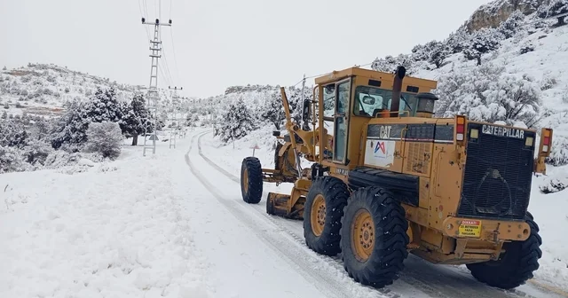 Mersin in yüksek kesimlerinde karla mücadele sürüyor Mersin Haberleri