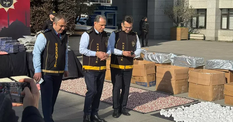 İstanbul Emniyeti göz açtırmadı! Yakalanan uyuşturucuların hepsi böyle sergilendi