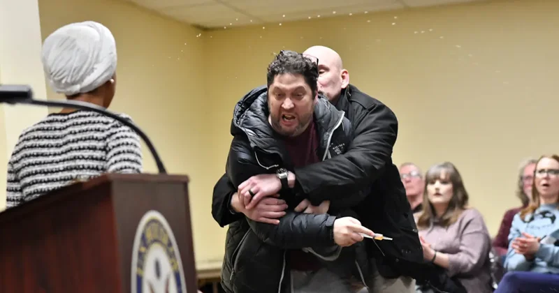 Kürsüde konuşma yapıyordu: Siyasetçiye şırıngalı saldırı!