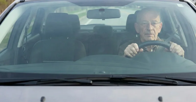 Ehliyete ilk kez yaş sınırı geliyor: Bu yaşın üzerindekilere sürücü olur raporu verilmeyecek Sözcü Gazetesi