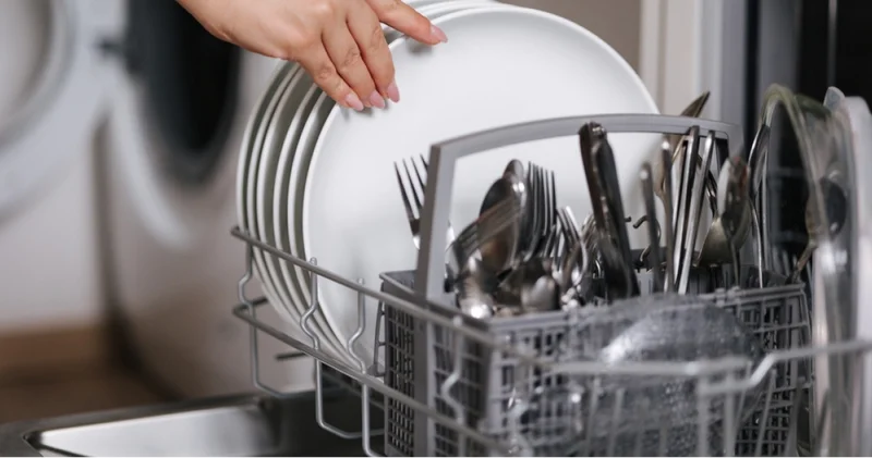 Siz de yanlış yerleştiriyor olabilirsiniz! Bulaşık makinesinde çatal bıçakları hangi yönde yerleştiriyorsunuz? İşte doğru cevabı!