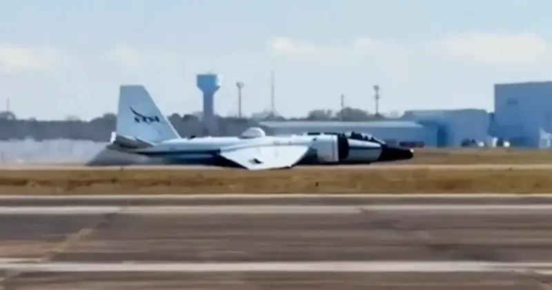 NASA’ya ait araştırma uçağı arıza nedeniyle gövde üzerine iniş yaptı Amerika Haberleri