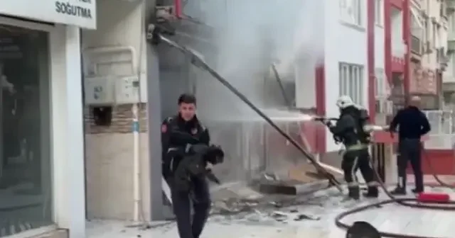 Antalya da yangında mahsur kalan 4 köpeği itfaiye erleri kurtardı VİDEO İZLE