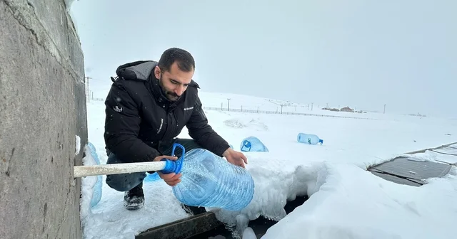 Erzurum da su hatları dondu, vatandaşlar çeşmelerden bidonlarla su taşıdı Erzurum Haberleri