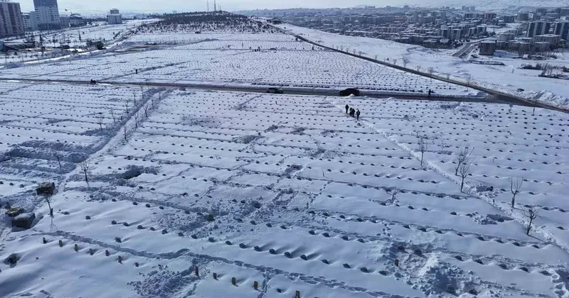 Karla kaplanan mezarda yakınlarının kabirlerini bulmakta zorlandılar