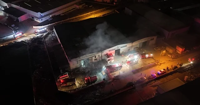 Kayseri de mobilya fabrikasında yangın Yangın 1 saatte kontrol altına alınırken, soğutma çalışmaları sürüyor Kayseri Haberleri