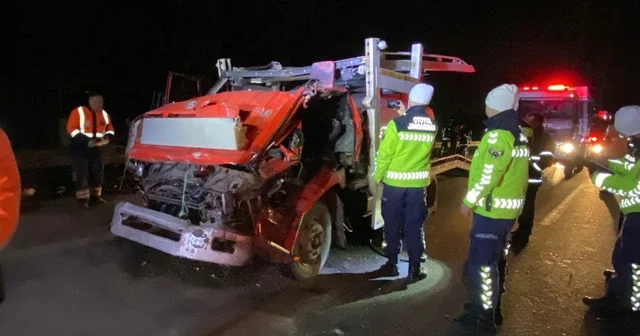 TEM de vinç destekli kurtarma: Taşıdığı araçla çarptığı tır arasında sıkıştı Kabine sarkan aracı vinç tuttu, itfaiye sürücüyü kurtardı Kocaeli Haberleri