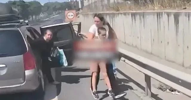 Motosikletli sürücü facianın önüne geçti: İçinde çocukların olduğu araca müdahale kamerada VİDEO İZLE