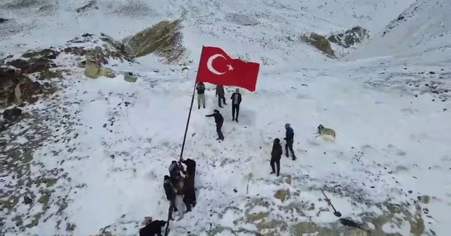 Mahallenin en yüksek tepesine Türk bayrağı diktiler Erzurum Haberleri