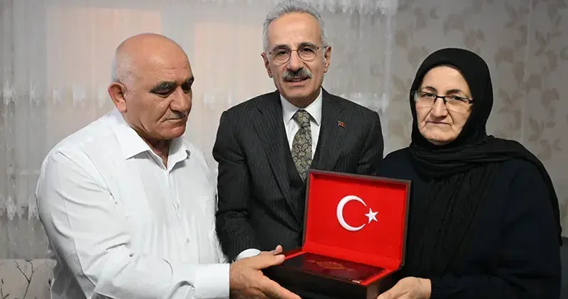 Bakan Uraloğlu ndan şehit ailesine ziyaret