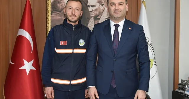 Bulduğu altın bilekliği polise teslim eden temizlik görevlisine belediye başkanından ödül Giresun Haberleri