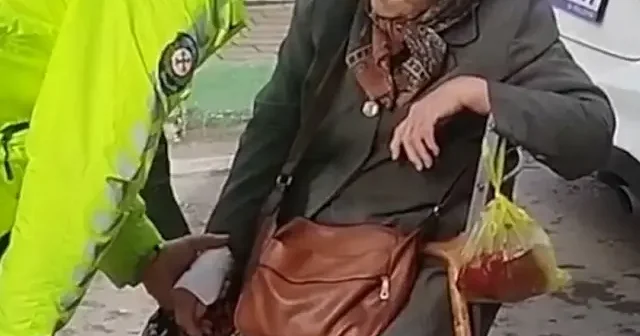 Kaza yerinde yürek ısıtan an: Trafik polisi yaralı teyzenin elini bırakmadı VİDEO İZLE