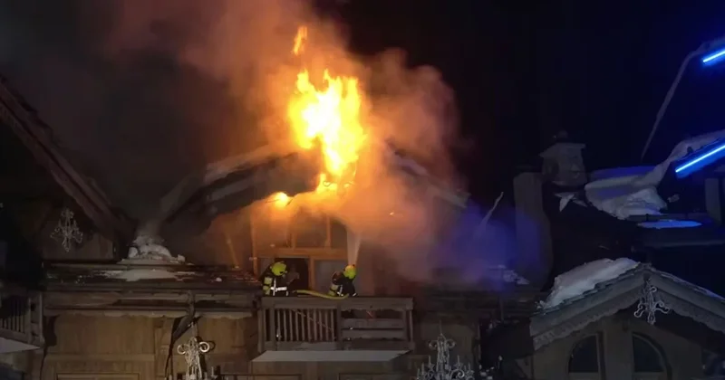 Avrupa nın ünlü kayak merkezinde yangın paniği: 60 itfaiyeci ve 42 araçla anında müdahale ettiler Sözcü Gazetesi