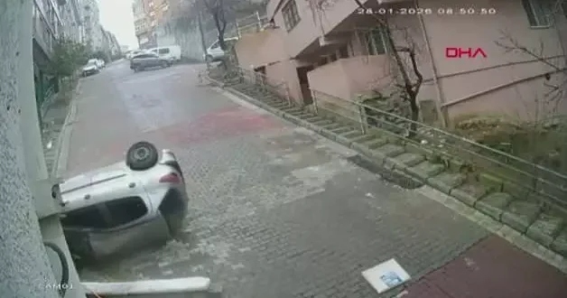 Yokuş aşağı dehşet anları kamerada: 2 araca çarparak takla atan otomobil taklalar atarak durabildi