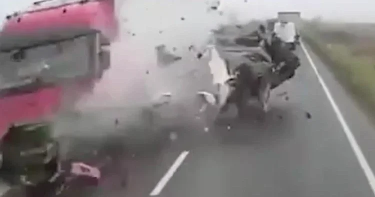 Maç yolunda facia: PAOK taraftarının kaza anı kamerada